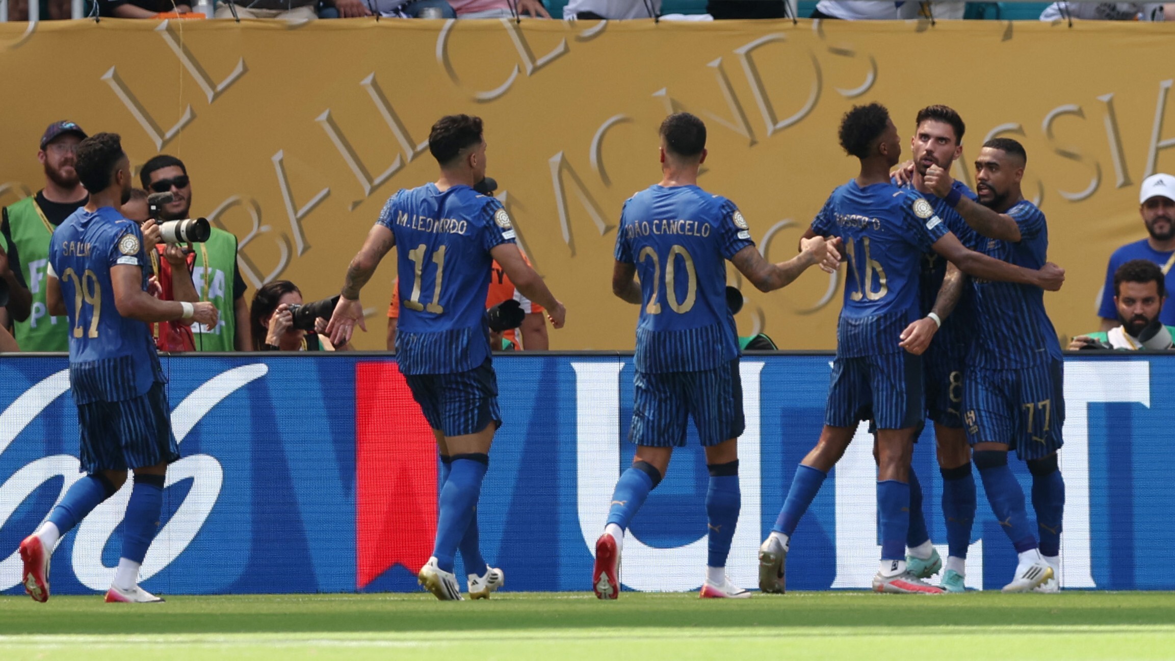 费耶诺德训练开放日，赛前远射贴柱引欢呼，亚冠在即，赛季目标并未改变 