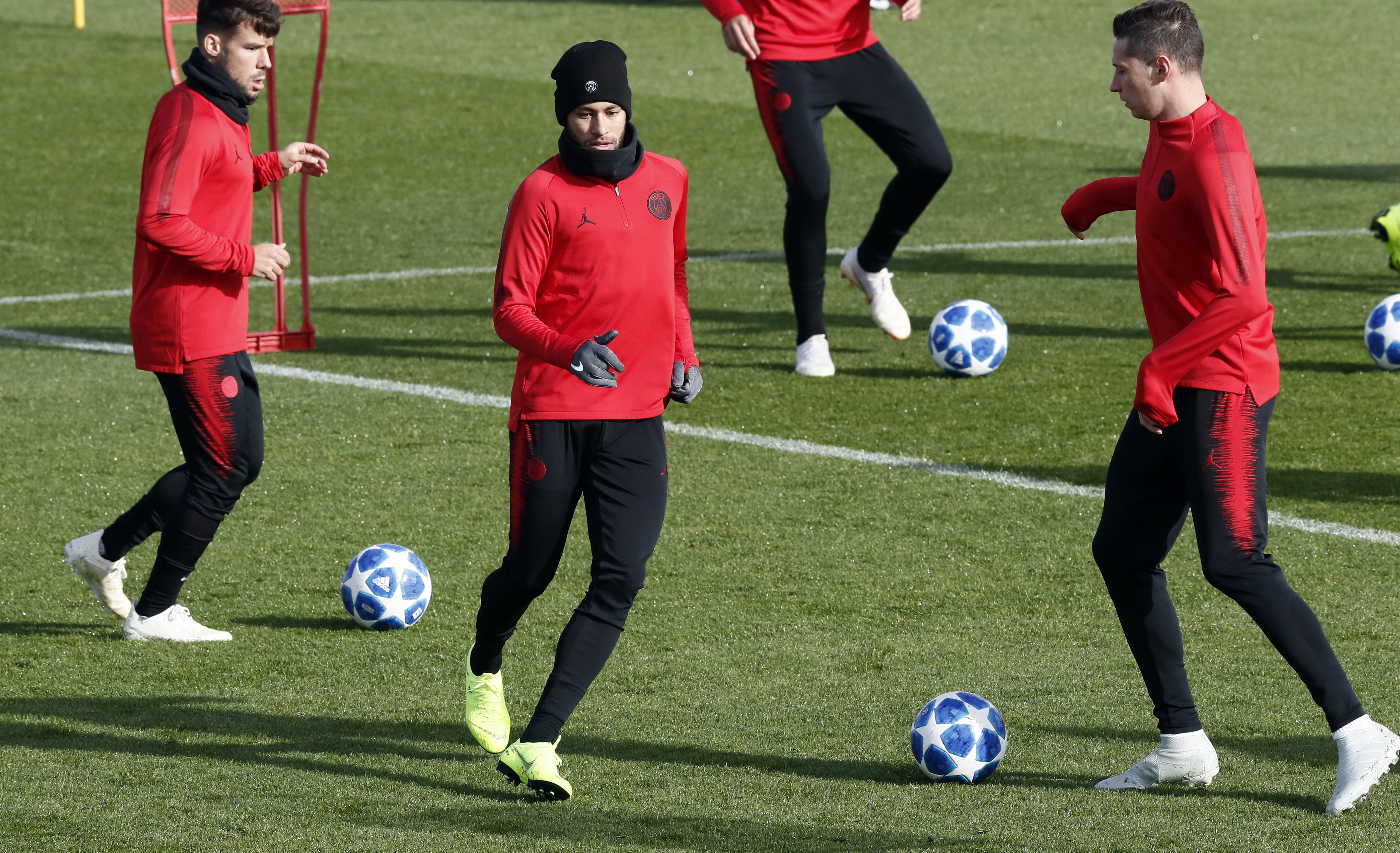 关于国际比赛日新疆广汇备战欧冠;手感冰凉细节曝光;球迷炸锅;团队化学反应显著的信息 关于国际比赛日新疆广汇备战欧冠;手感冰凉细节曝光;球迷炸锅;团队化学反应显著的信息